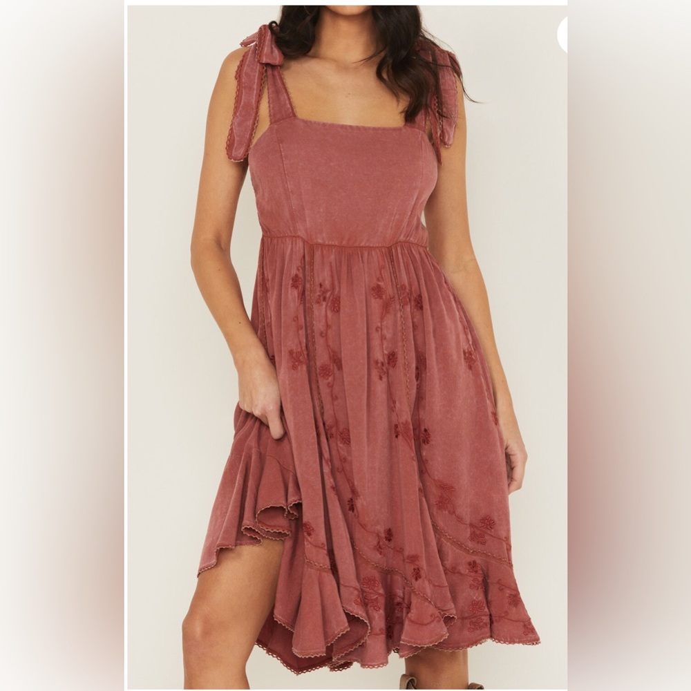 Chic Dusty Rose Midi Dress with Floral Details
